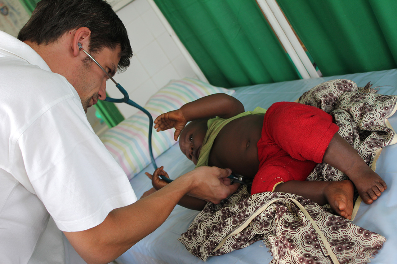 Marek Hilšer vypráví o svých zkušenostech z české lékařské humanitární mise v rovníkové Africe