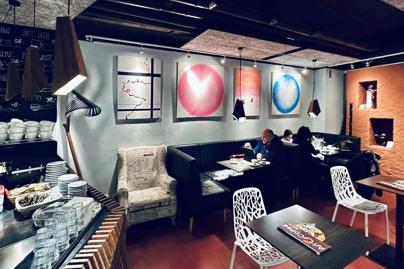 You are currently viewing Vernisáž výstavy obrazů Radky Homolové SouHra v Art-n-Coffee